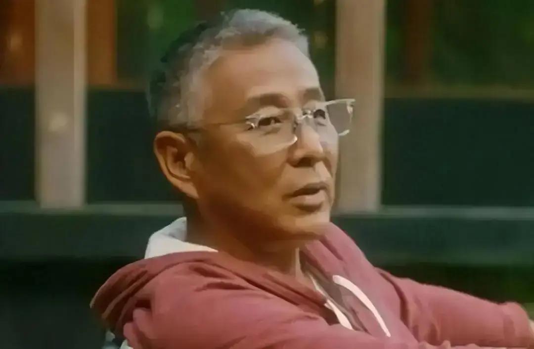 陈道明说：“我女儿是站着长大的。”
 
她不用他的脸刷剧组，不拿他的钱填窟窿。顶