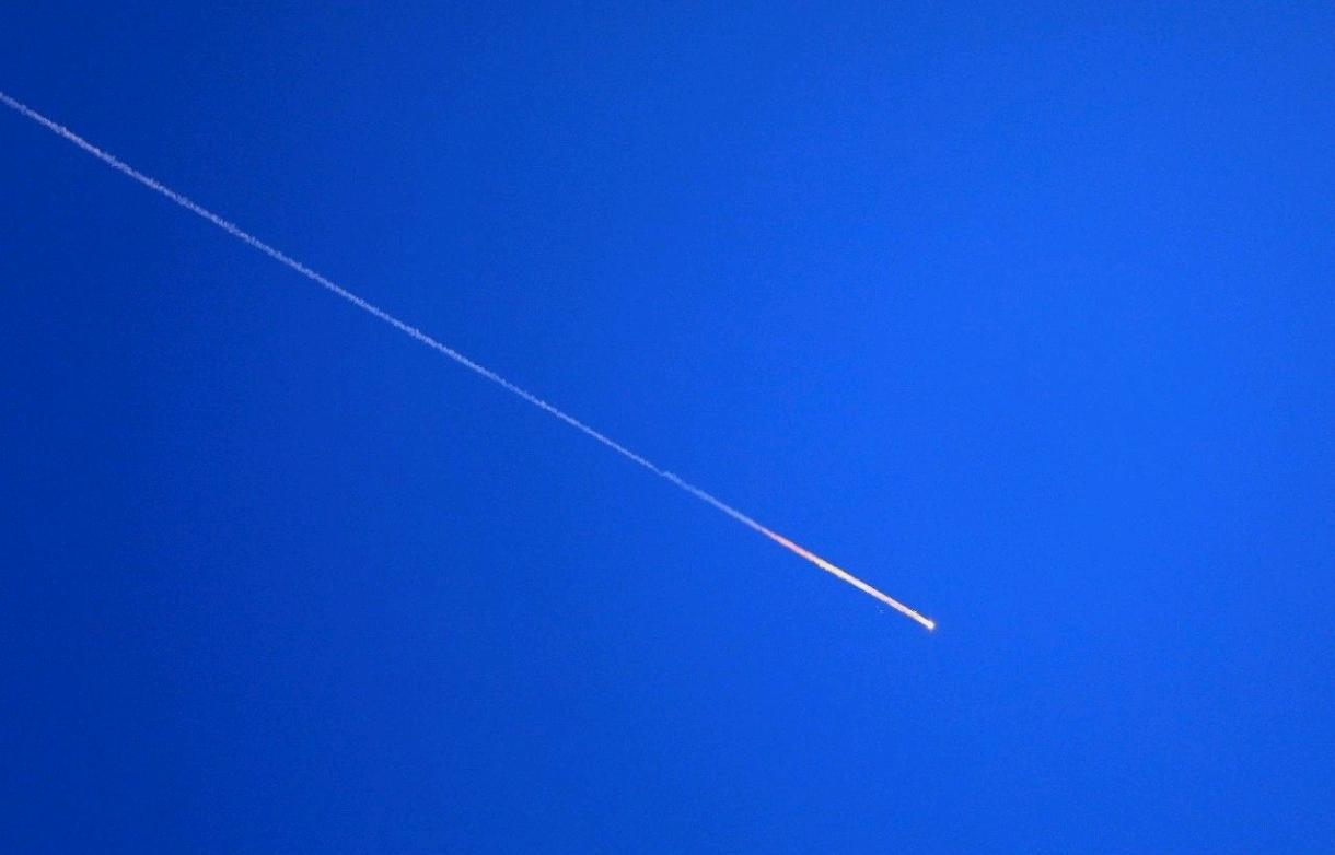 最新消息显示，美以联军对伊朗发动了持续且猛烈的空袭。多枚导弹经伊拉克领空，以超低