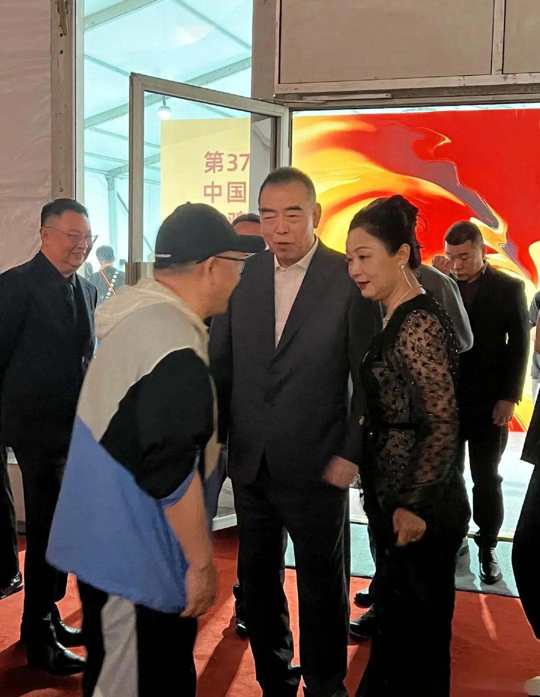 凯歌导演72了精神矍铄，小他16岁的陈红却老态龙钟，当制片人比当导演操心一万倍，