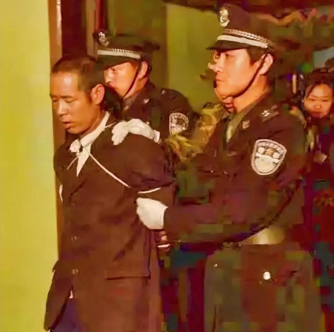 2001年，石家庄看守所，王玉顺被押赴刑场，镜头中他全身上下已被五花大绑，显露出