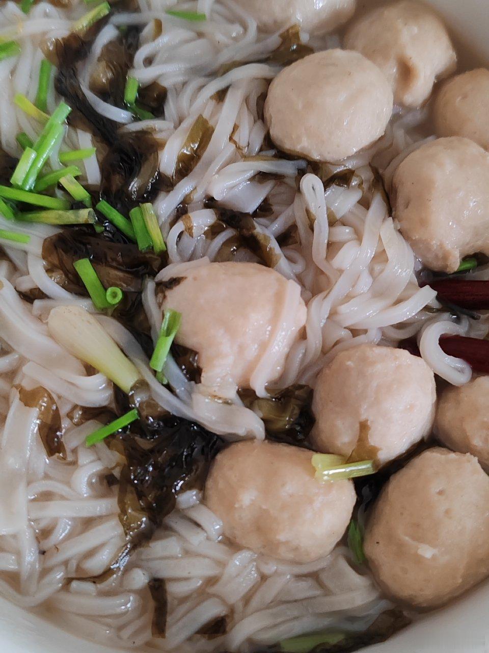 好消息:今天我女儿煮好早餐端房间里来给我吃坏消息:她洗碗的时候把两个汤碗都打碎了