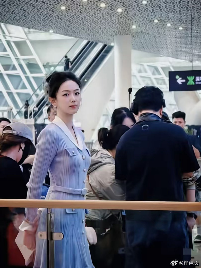 有网友偶遇冯禧录节目，她本人好漂亮啊！又高又瘦，颜值也很高，其实她是汤唯那一挂的