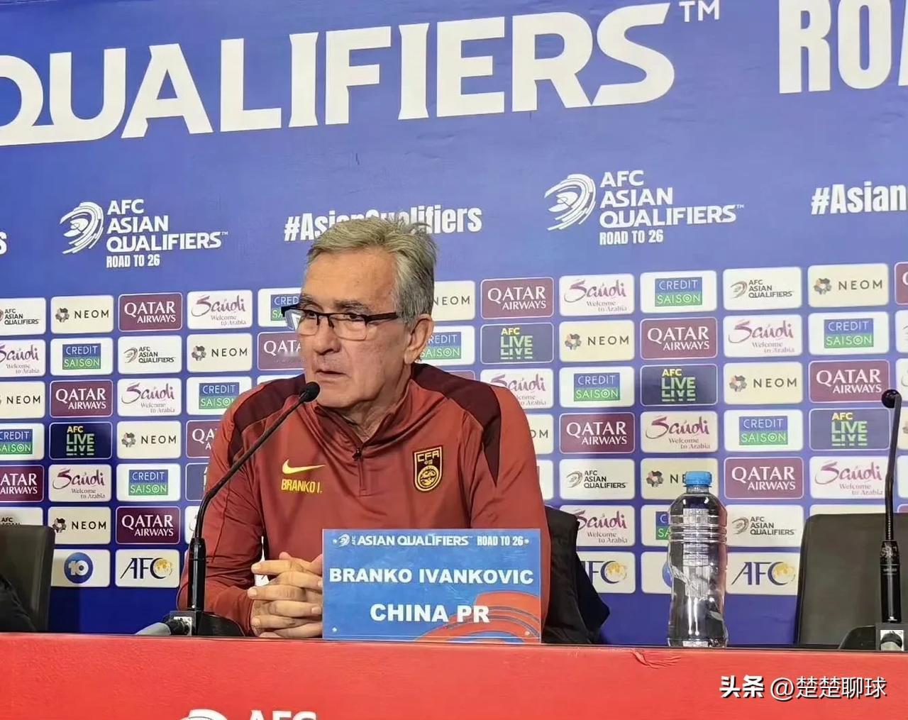 国足以1-3憾负澳大利亚后，主教练伊万科维奇面对媒体镜头，深情流露，分享了四点深