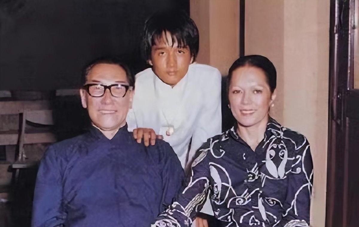 1997年蒋纬国去世，临别给妻子说出遗言：把我与原配妻子葬在一起。


1997