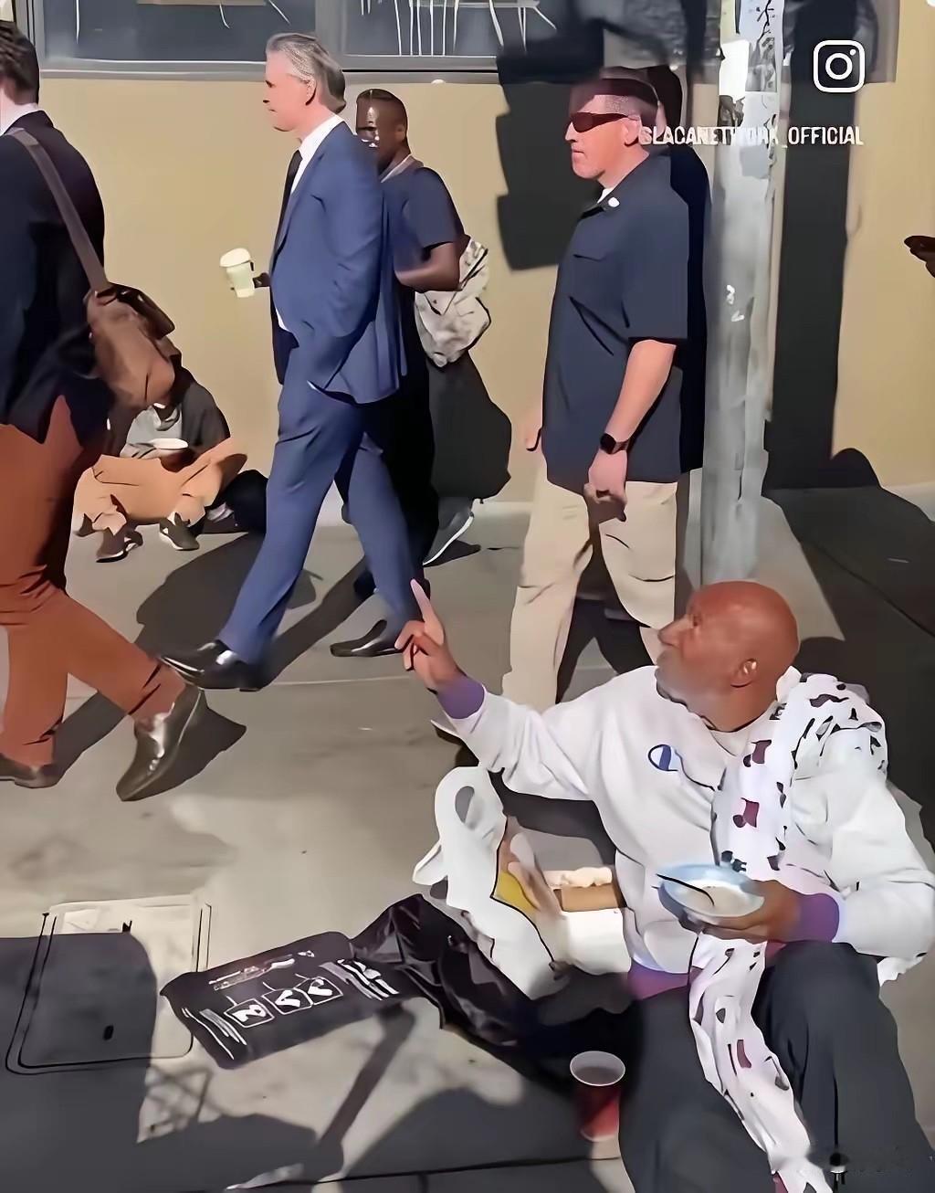 消息传回美国，美国人也知道斩杀线了：赶紧榨干最后剩余价值！

​有人说，37%的