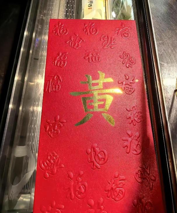 英伟达创始人黄仁勋逛小店被免单，反手递出 600 元签名红包，这事看着是日常小事