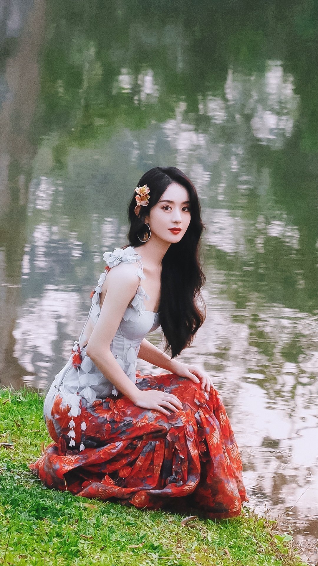 赵丽颖赵丽颖  "玫瑰不会枯萎,纸飞机不会掉落,追随你的步伐不会停”