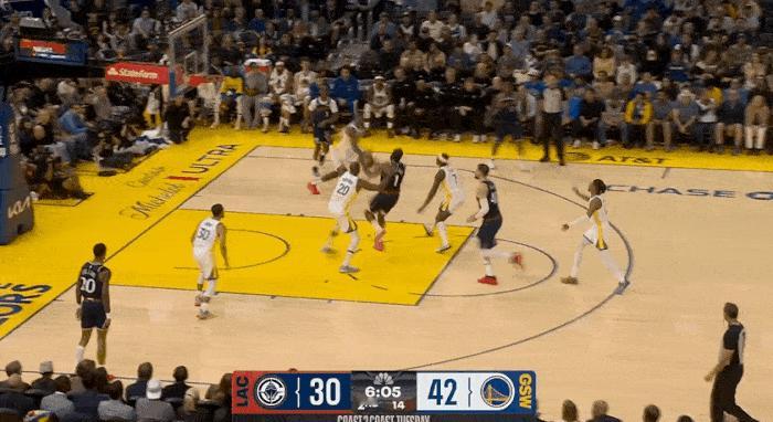 辗转腾挪！伦纳德展现超强核心力量！
在今天NBA常规赛快船对阵勇士的第二节比赛中