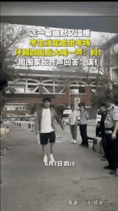 四川一男生淡定走出考场，环顾四周后，大喊一声：妈！本以为妈妈听到后，会招呼他，结
