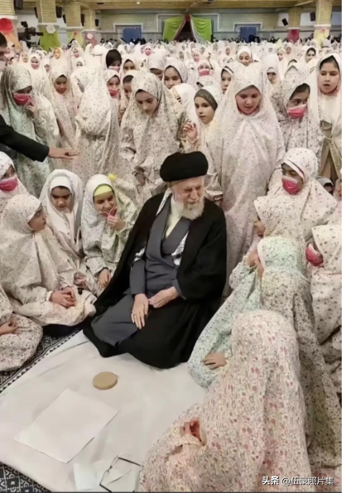 2022年9月，22岁库尔德族女子玛莎·阿米尼因涉嫌违反头巾法被道德警察拘留后死