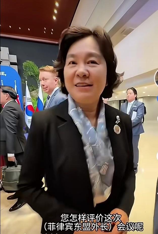 在马尼拉东盟外长会，见到了华春莹副外长，她温文尔雅，委婉从容，一派大国气度…
中