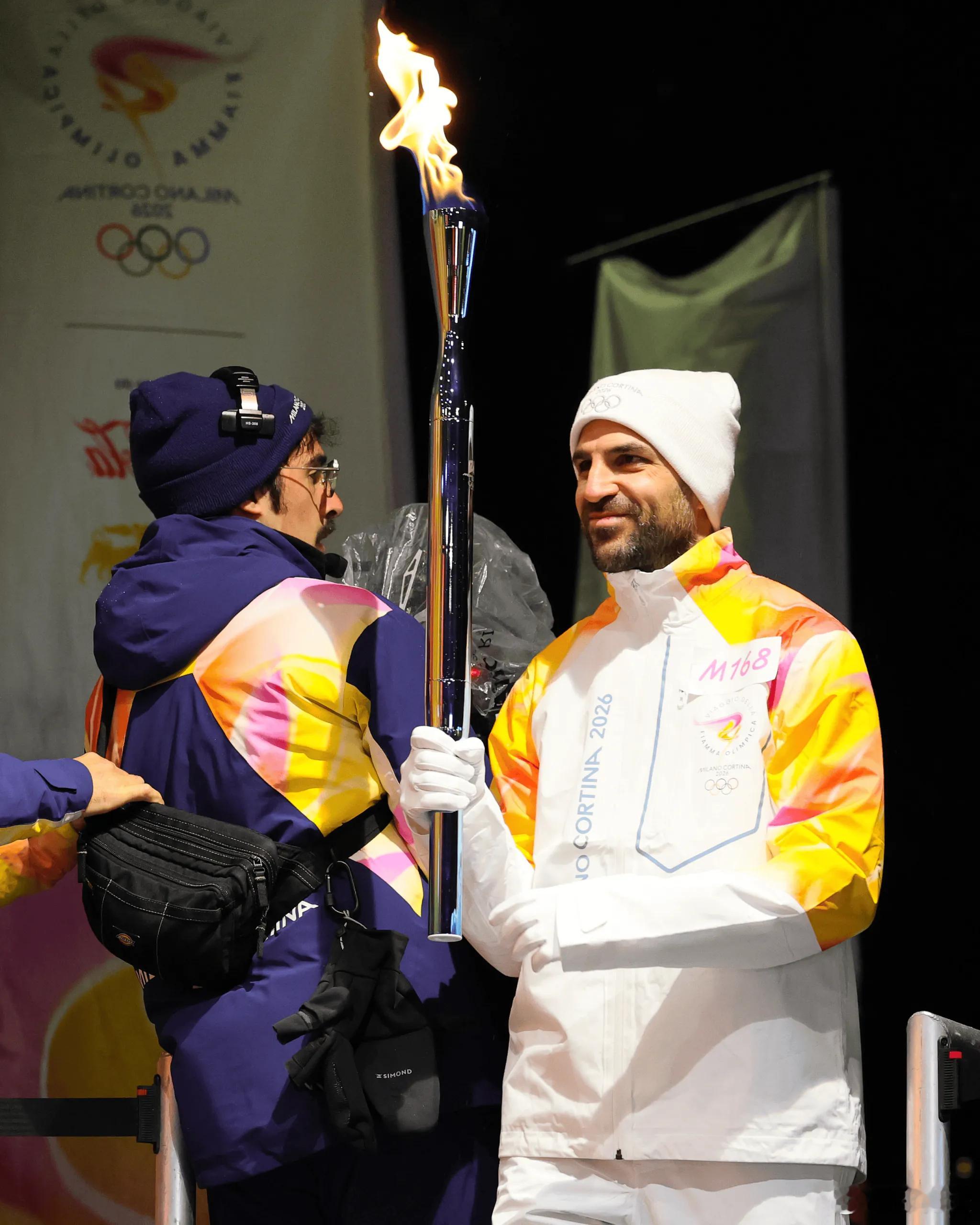 法布雷加斯点燃圣火盆。2026米兰-科尔蒂纳冬奥会开幕式将在当地时间2月6日（北