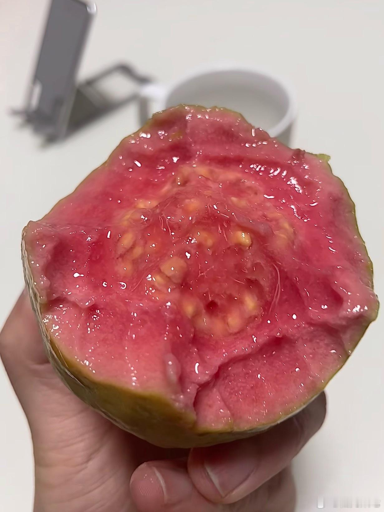 芭乐的籽居然可以一整块掰下来，那我以前吃的籽都算什么？？也就是因为籽太多，我一般