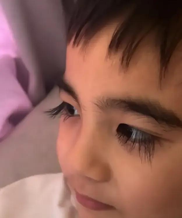 6岁男孩睫毛长到像小扇子。
网友：“眨个眼，都能把自己扇感冒了”