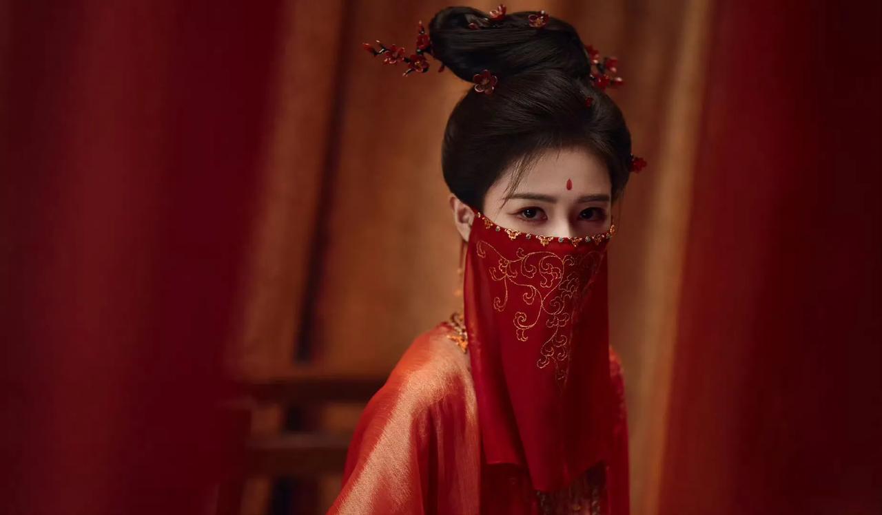 白鹿：瘦出角色灵魂，李佩仪美飒出圈

2025年，白鹿为塑造《唐宫奇案之青雾风鸣