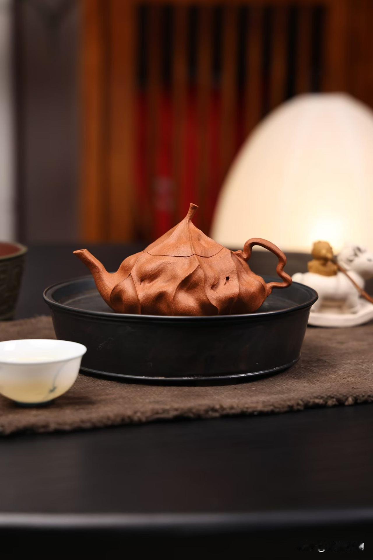 大自然仿生与紫砂的碰撞 「线条与形态」 
枯荷的茎秆曲折遒劲，荷叶蜷缩如雕塑 ，