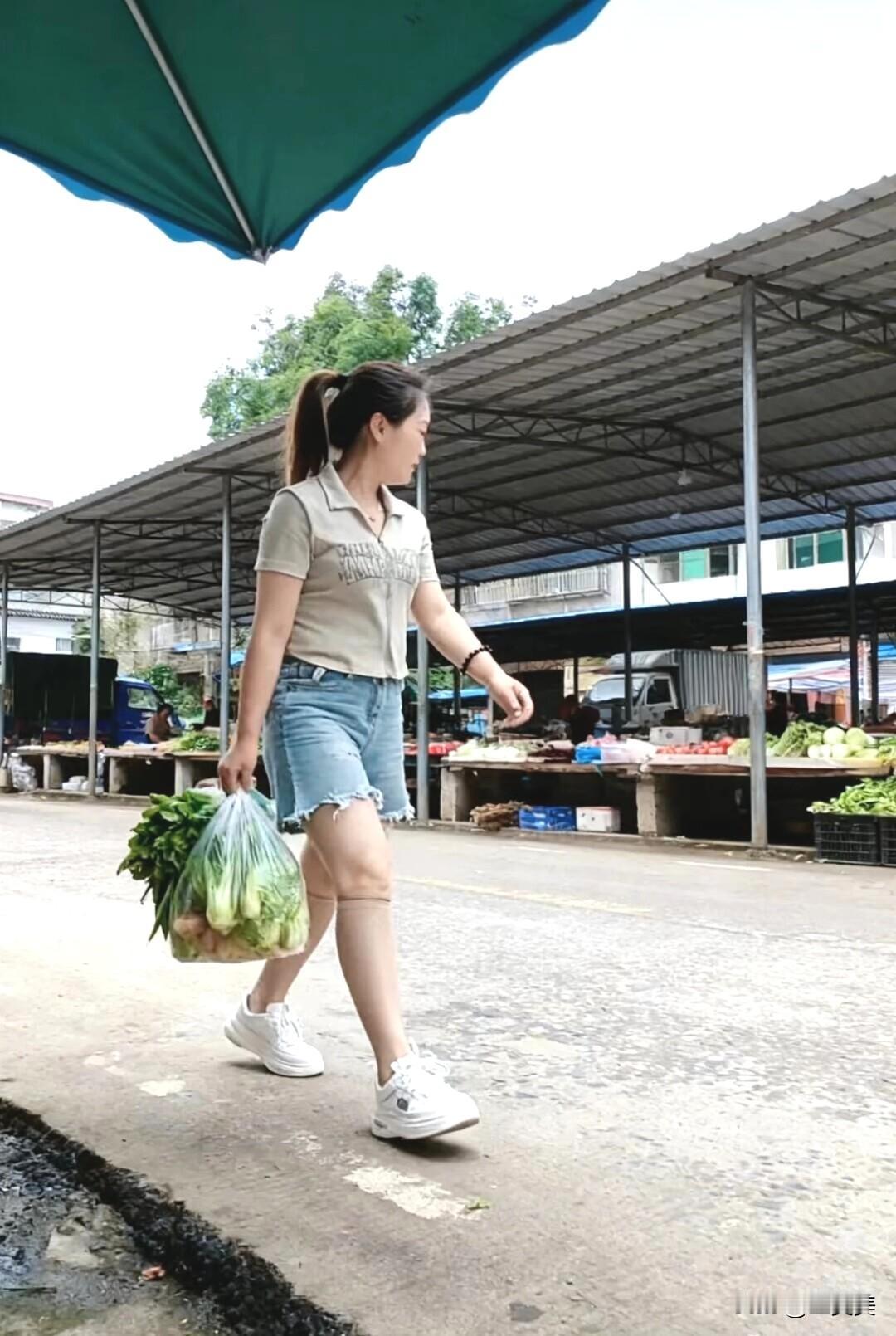 生活的美，在于发现。[赞]
在菜市场碰到一位气质很舒服的姐姐。身材匀称结实，不胖