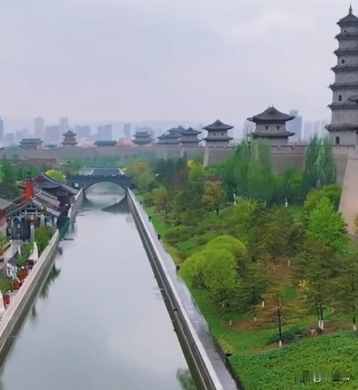 今年的山西大同爆火是有原因的，
无论是五一喧闹火爆人山人海的大同，
还是雨中清幽