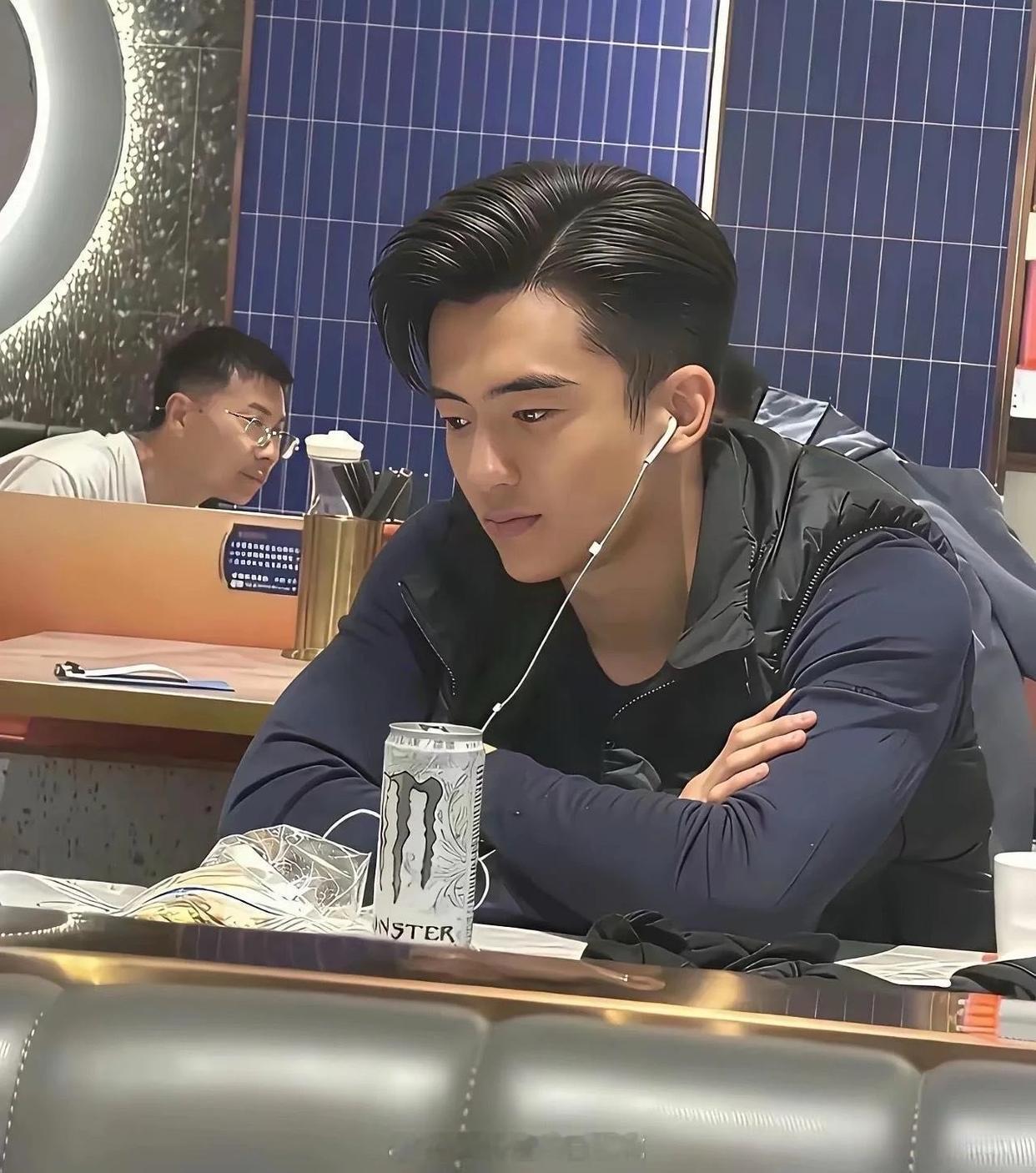 这是张柏芝和谢霆锋的儿子啊？确实有爷爷谢贤和爸爸谢霆锋的范儿。果然是个大帅哥呀！