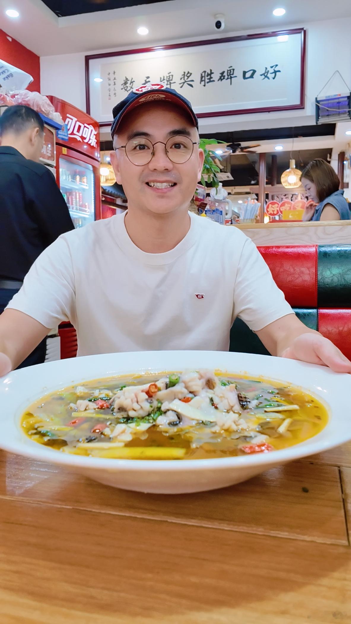 美食探店 假期尾声就近探个店，开了很多年的老字号川菜，手抓羊排煲滋补一下。青花椒