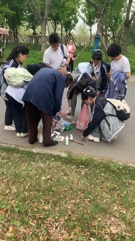 盘点六大聚一名场景。
那个大袋子好像刚才拿走了是吧？这么大了。