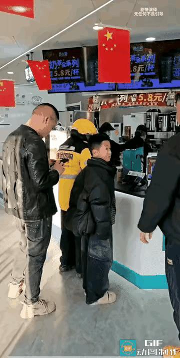 男子插队，凶狠拔开男孩，一排队男子抱打不平，报复手段惊呆众人！