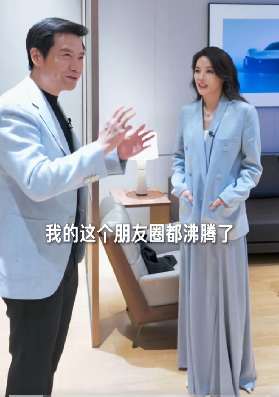 雷军与舒淇，这身休闲春装，太搭了，像情侣装！上身西服同一颜色，都是淡色浅蓝色，舒