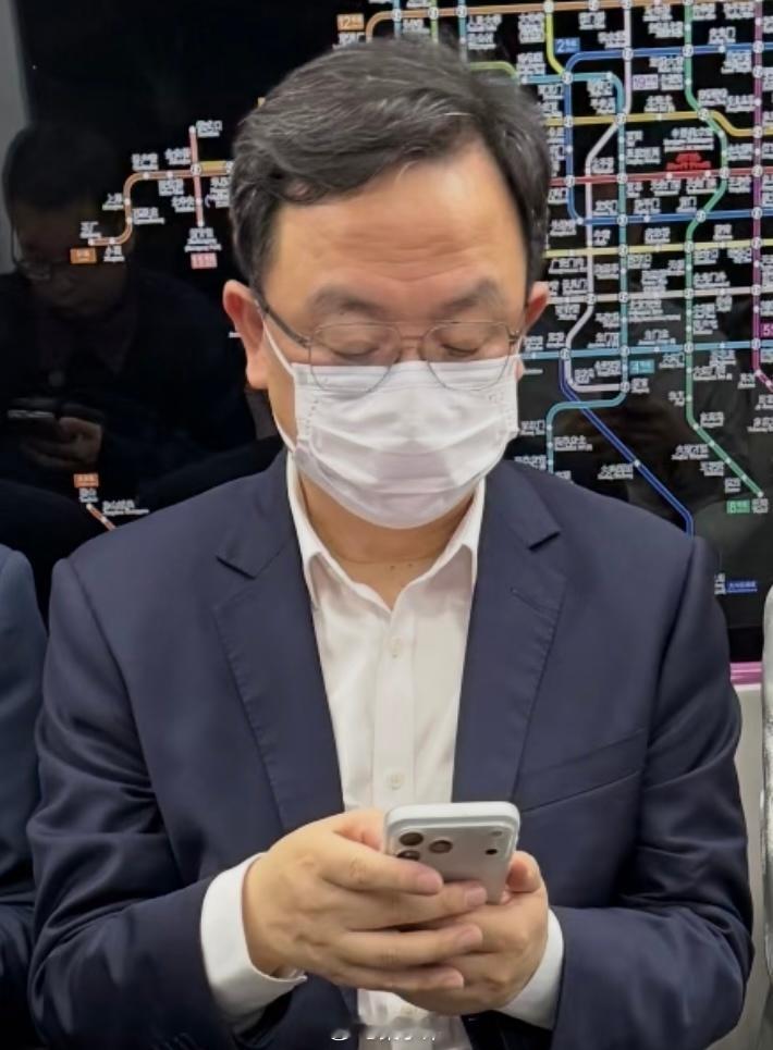 王传福坐地铁参加北京车展，又被路人拍到了，看了一下用的手机，是iPhone 17