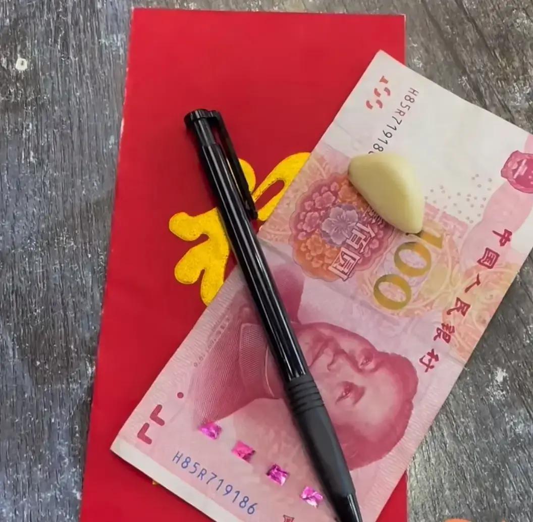 网红姐姐开口就要30万彩礼，男方直接拎来一张百元钞、一支笔、一瓣蒜，一句“算了吧