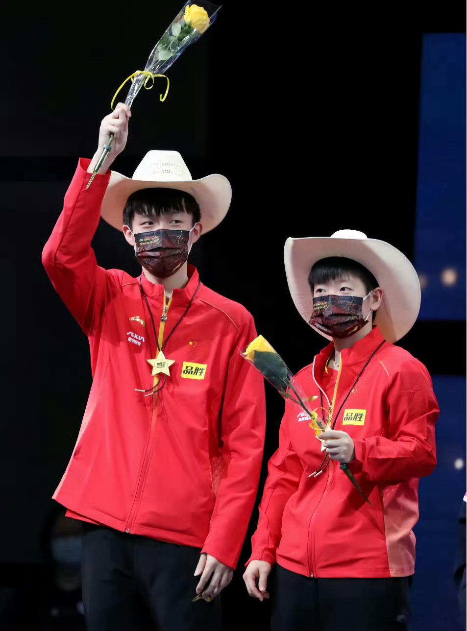 真离了大谱哈哈 这俩也是一对活宝王楚钦说和孙颖莎逐渐能沟通了