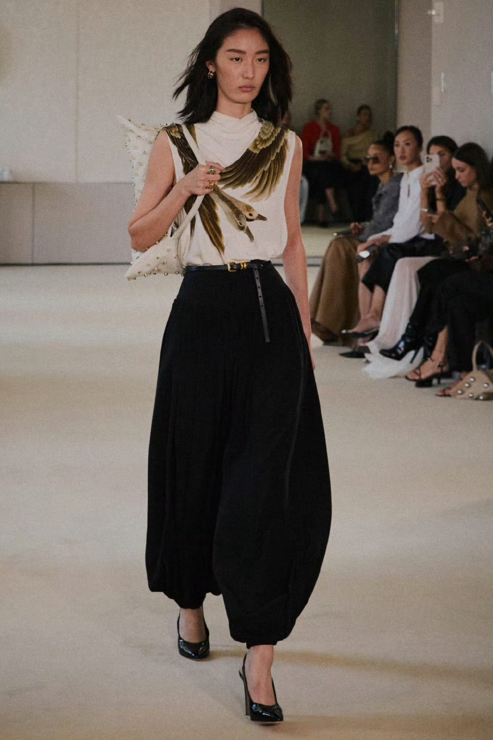 Altuzarra Spring 2026 纽约时装周以花卉与飞鸟为灵感，呈现充