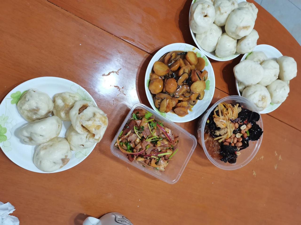 女同事想我妈包的大包子了。
今天上班的时候，女同事跟我说，你妈包的大包子，实在是