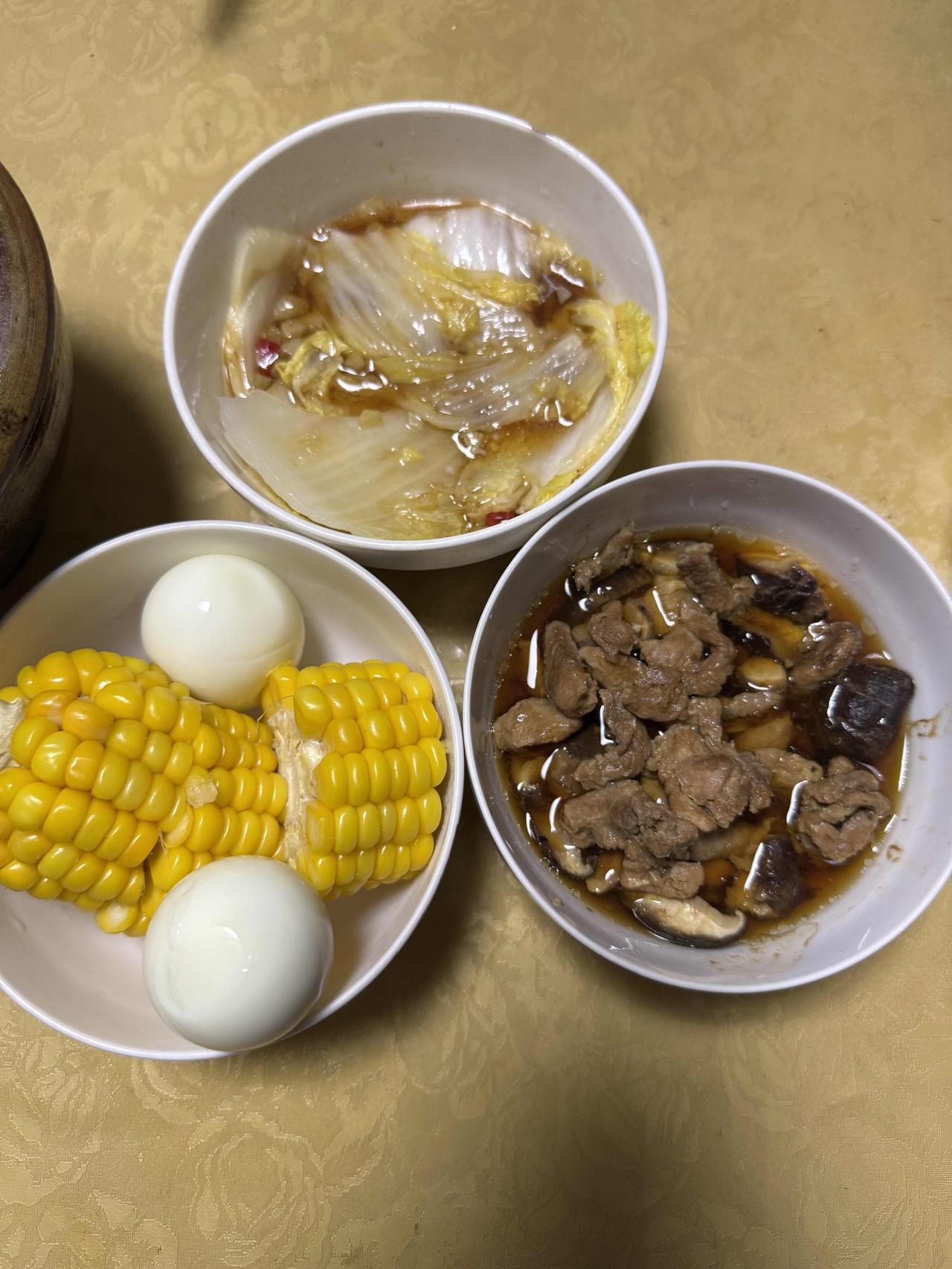 今天来讲一讲怎么用最低价格吃够每日营养！

现在很多朋友叹气工资没涨、房租没降，