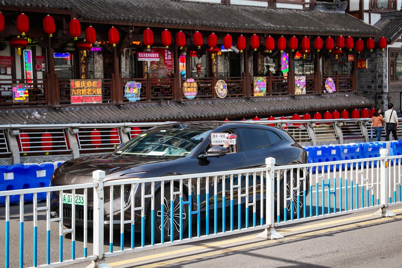 五一假期，重庆人民大礼堂前，一支色彩酷炫的阿维塔车队格外引人注目。100 位阿维