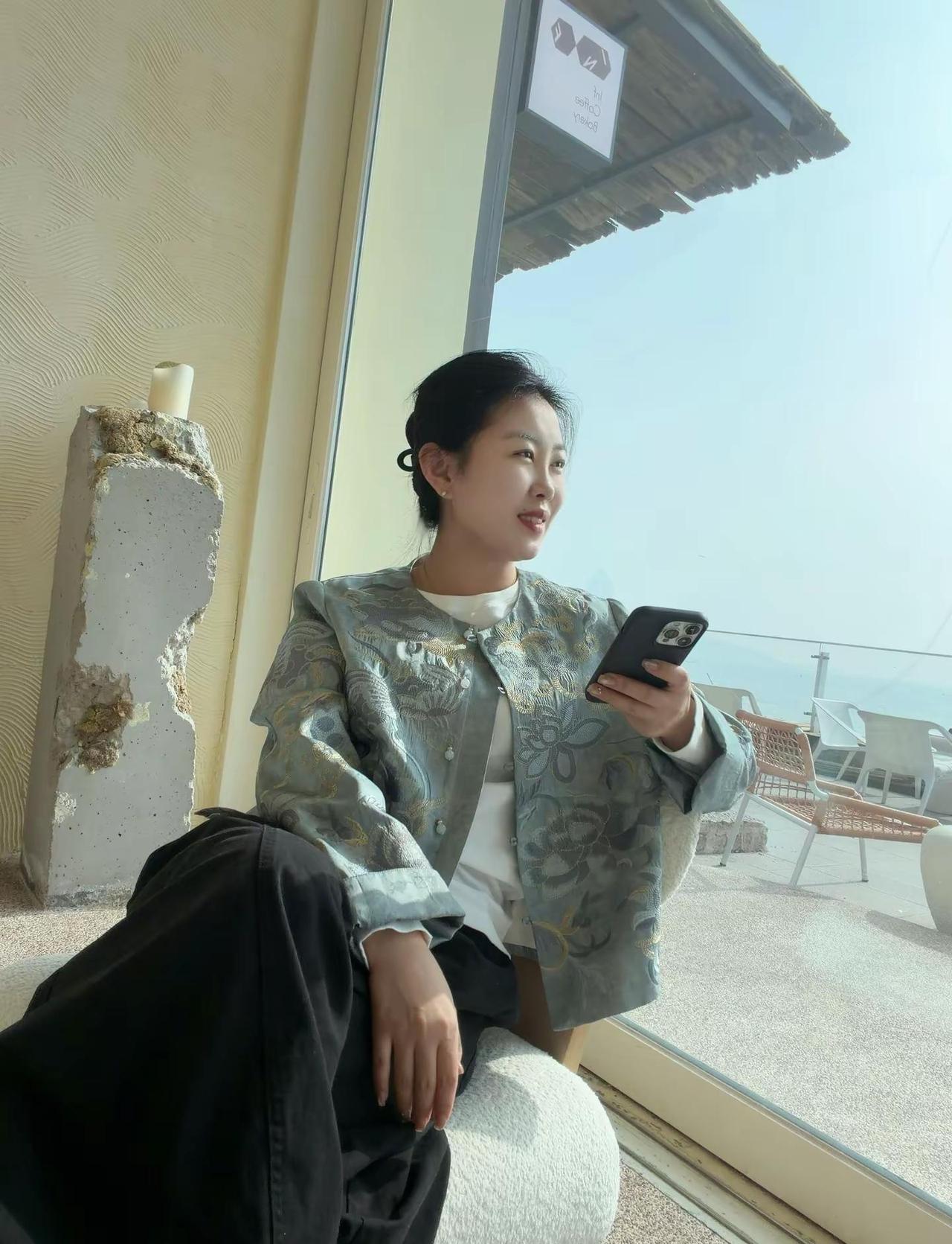 今年好好干 ，争取买一包瓜子，坐着看碎花裙和polo衫吵架，还有包臀裙和美式前刺