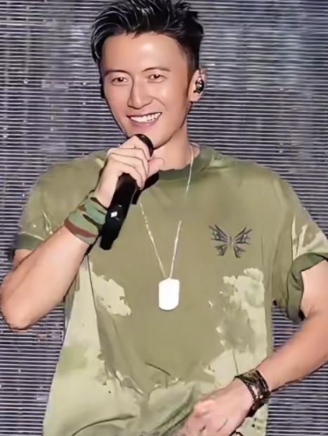 谢霆锋演唱会，天热撩衣燃会场，评论区乐了

近日，46岁的谢霆锋郑州演唱会，天热