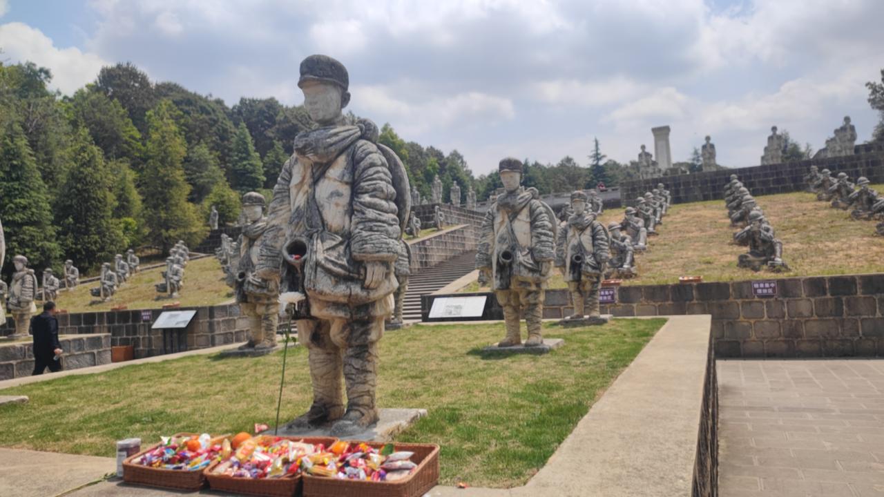松山少年兵
 
（一）
 
阳光将石质军装烙得发烫
少年们列成永不解散的队列
风