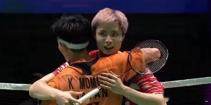 天王杯：石宇奇2-0横扫桃田贤斗 携手拉尼尔晋级四强2025年12月26日，天王