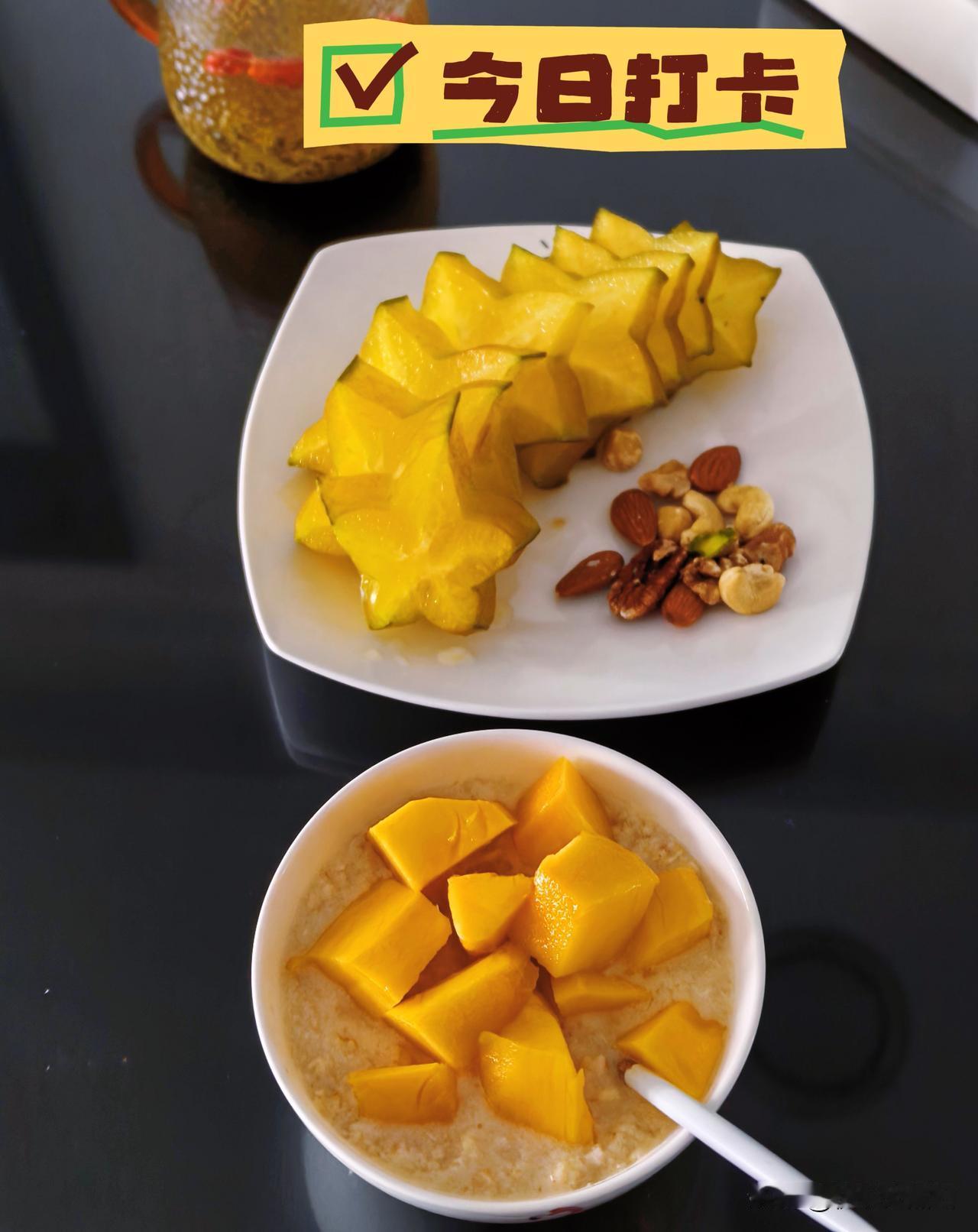 凤凰花广州此时正开的热烈，满树的火红。也是毕业花哦，离高考只有三十多天了吧
祝莘