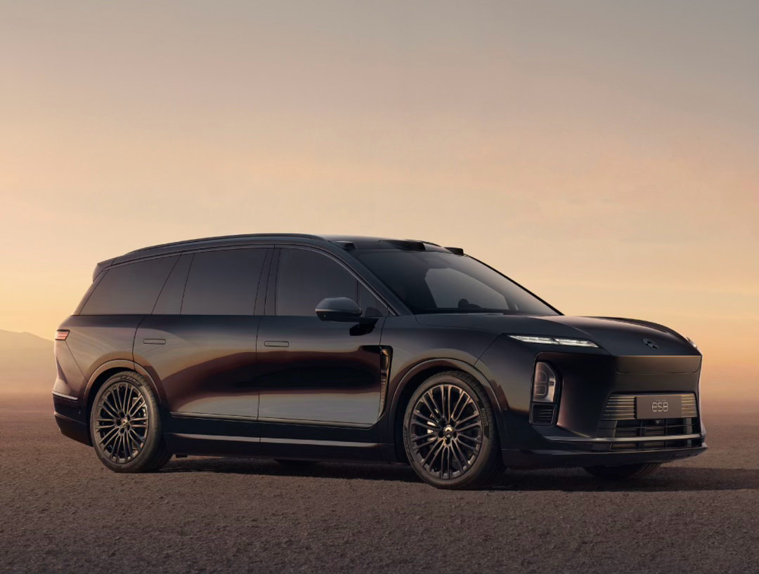 蔚来全新 ES8也来玄金特别版了今天进行了首位车主交付，黑到极致自然高级，黑铬的