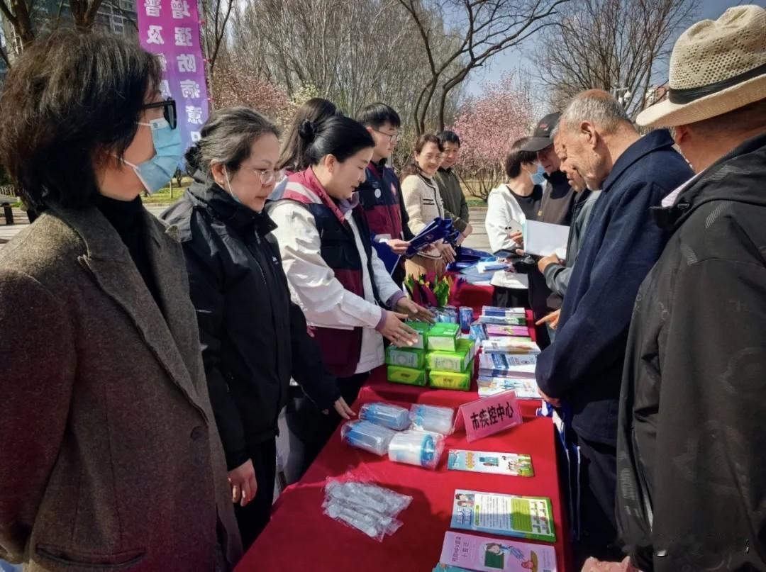 【共建健康城镇！秦皇岛市疾控中心参与第38个爱国卫生月宣传活动】4月10日，秦皇
