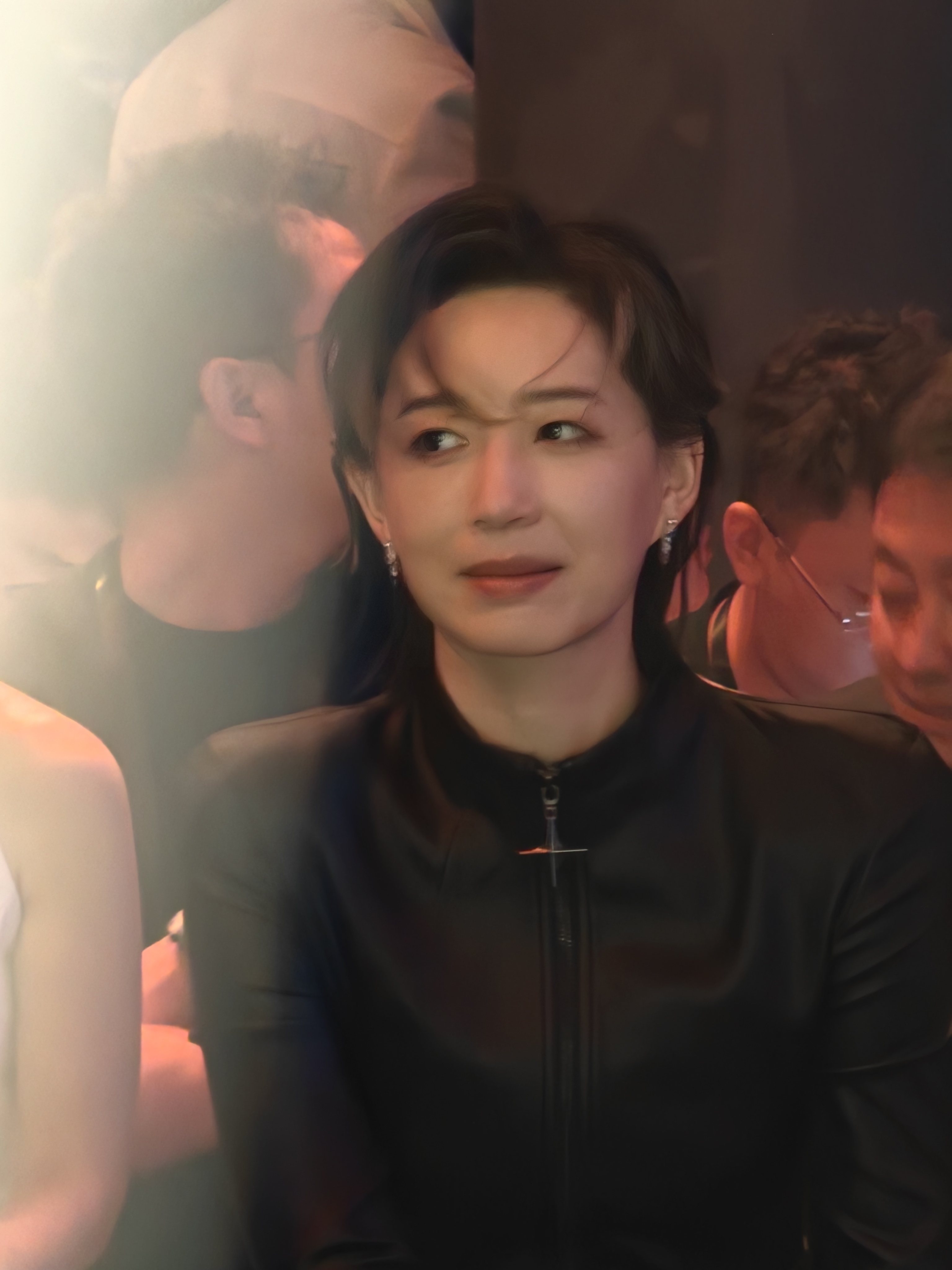 李斯丹妮就坐我对面，好酷一姐姐
