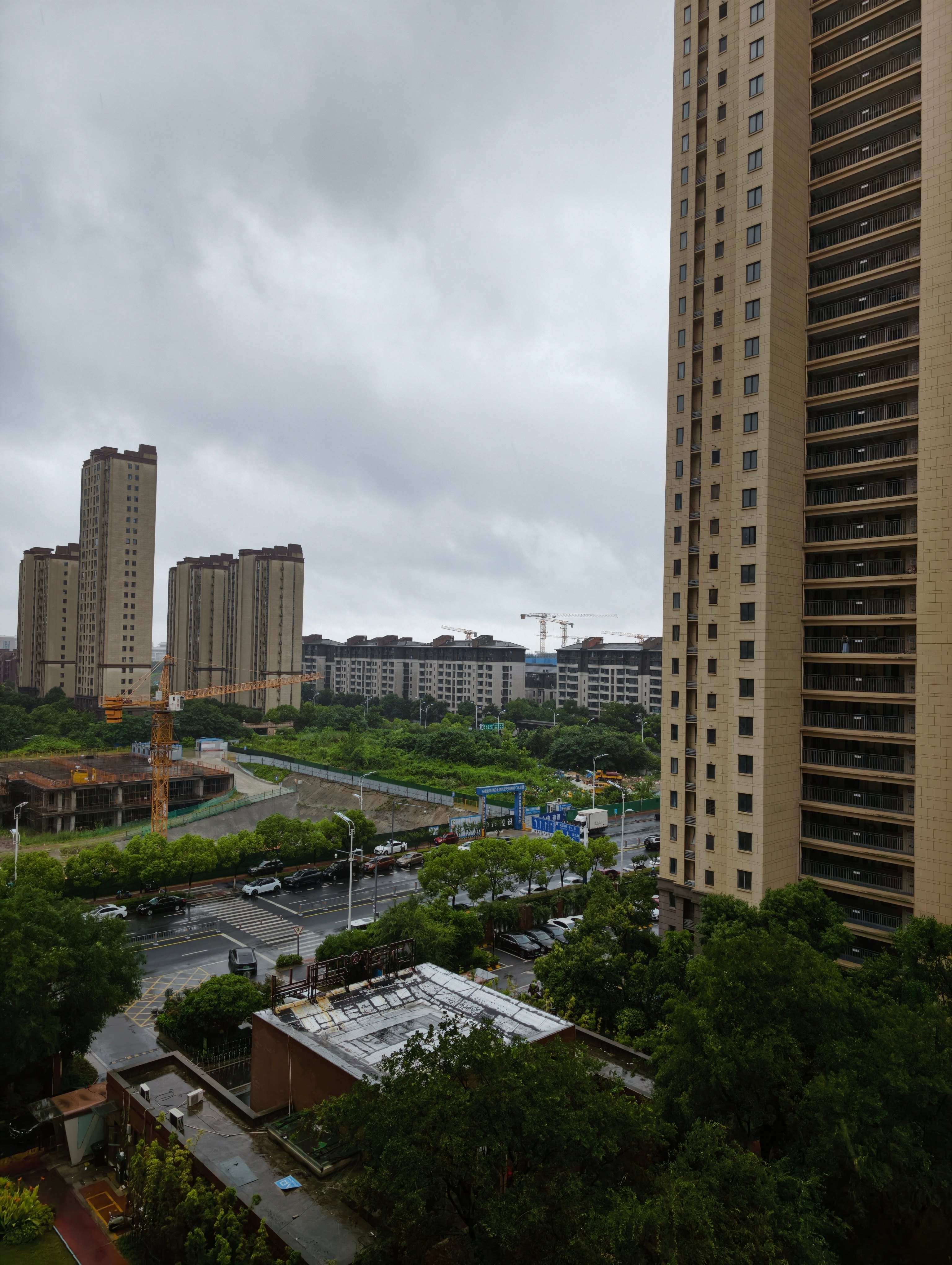 闹麻了，下了一整夜的大雨，感觉天好像被捅了个窟窿，彻底兜不住了…… 