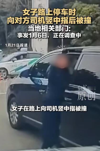 “这下全国都出名了”。云南昆明一女子将商务车停在停车场入口，下车整理物品，致后方