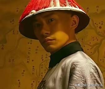 易烊千玺又去演康熙了。
作为业界公认的，唯一能够扛得住大银幕考验的年轻男明星，易
