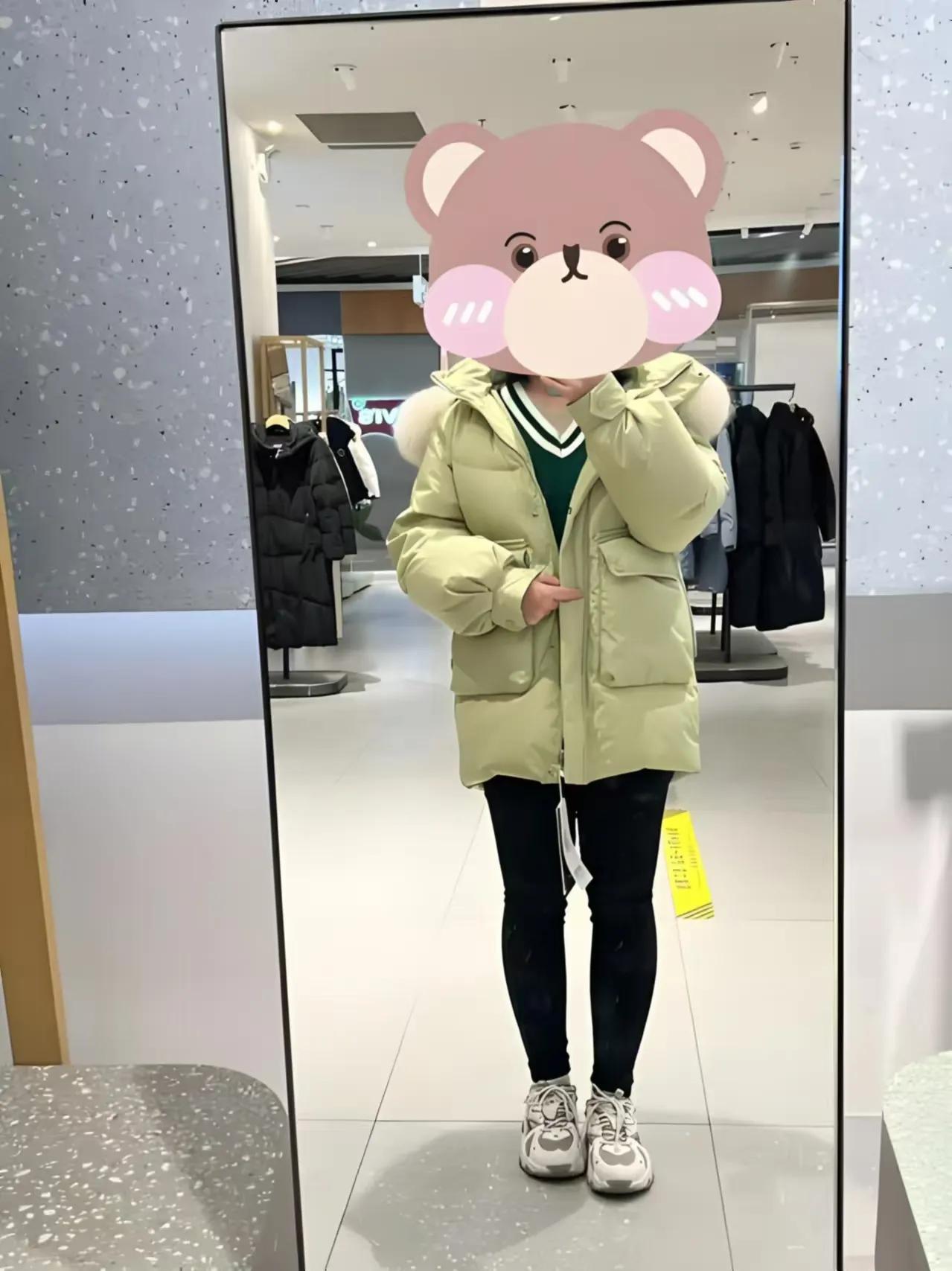 今天周六，天气冷了，准备去给我妈买件羽绒服，看到价格后，我妈不淡定了。

我和我