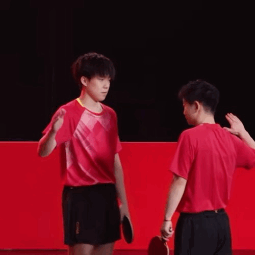 怎么一对视就想笑啊[委屈] ​​​