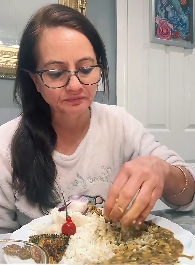 两个印度女人在吃饭，一个用左手，一个用右手。不是说印度人吃饭姿势，全国统一，固定