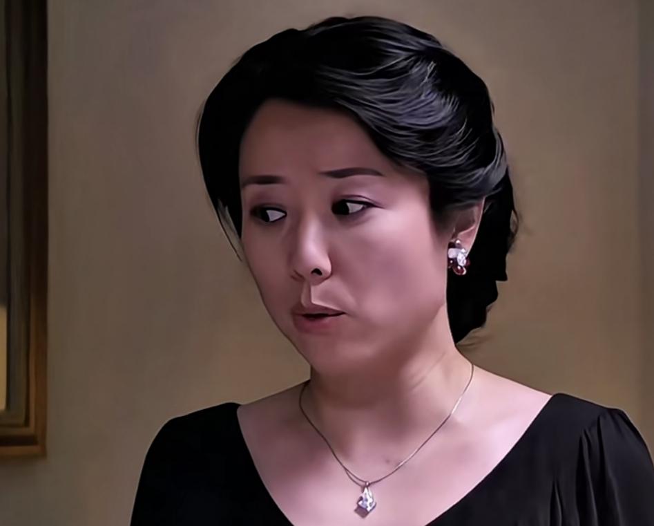 女人嫌弃丈夫，睡觉打呼噜 ，
居然把她撵去了卫生间，
 男人一脸委屈的把被子丢进