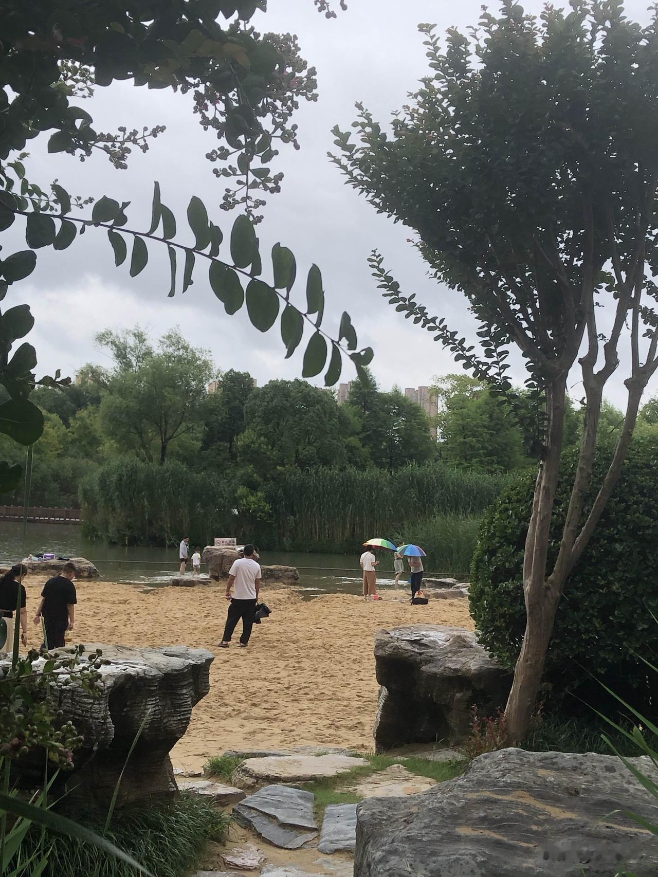 我平时经常外出，闲暇之余手机刷短视频、听流行歌曲，浪费好多流量，问了一下豆包如何